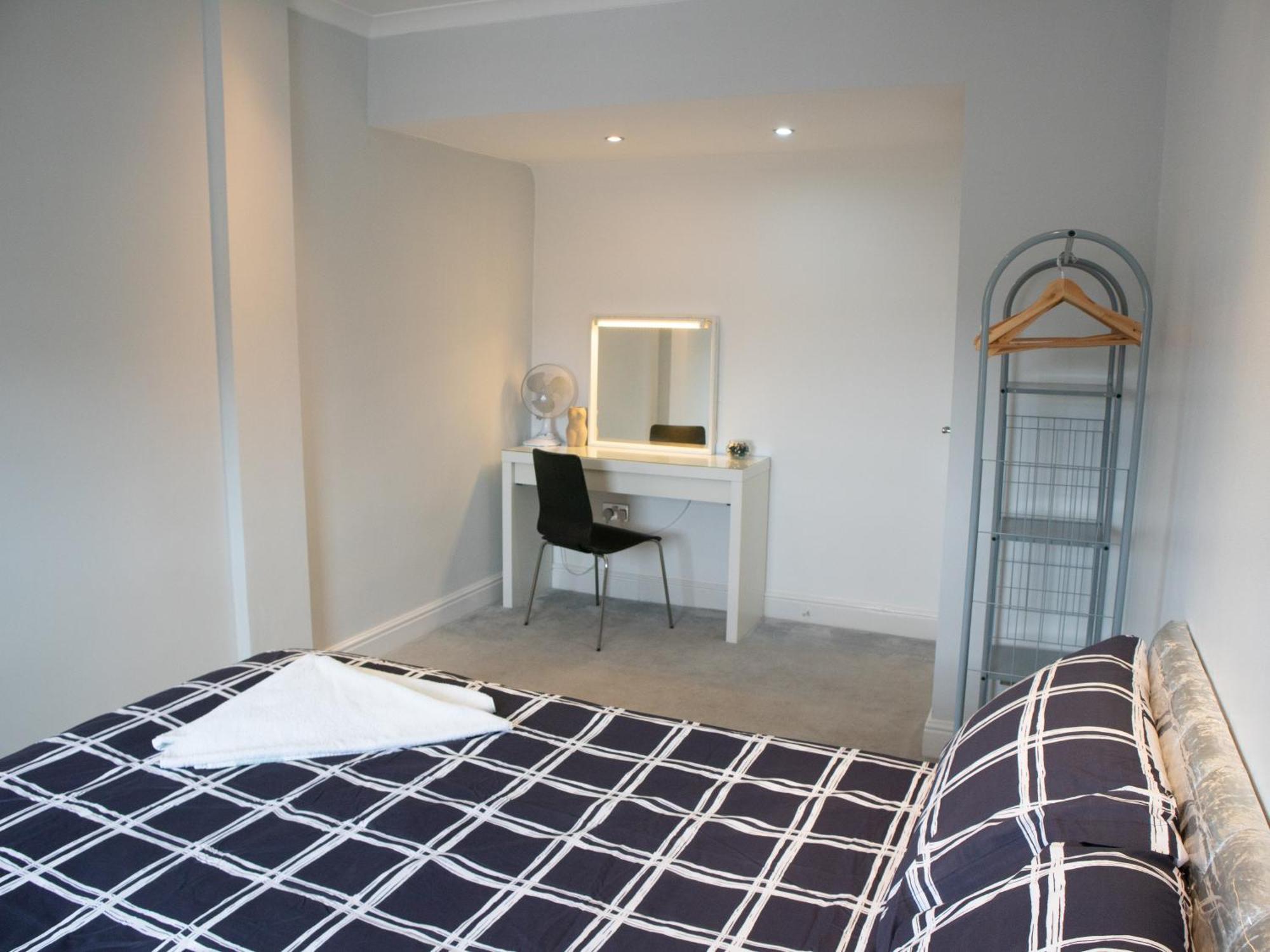 Bright Private Terrace - Free Private Parking - Tv - Wifi - Netflix Apartment Croydon Exterior photo